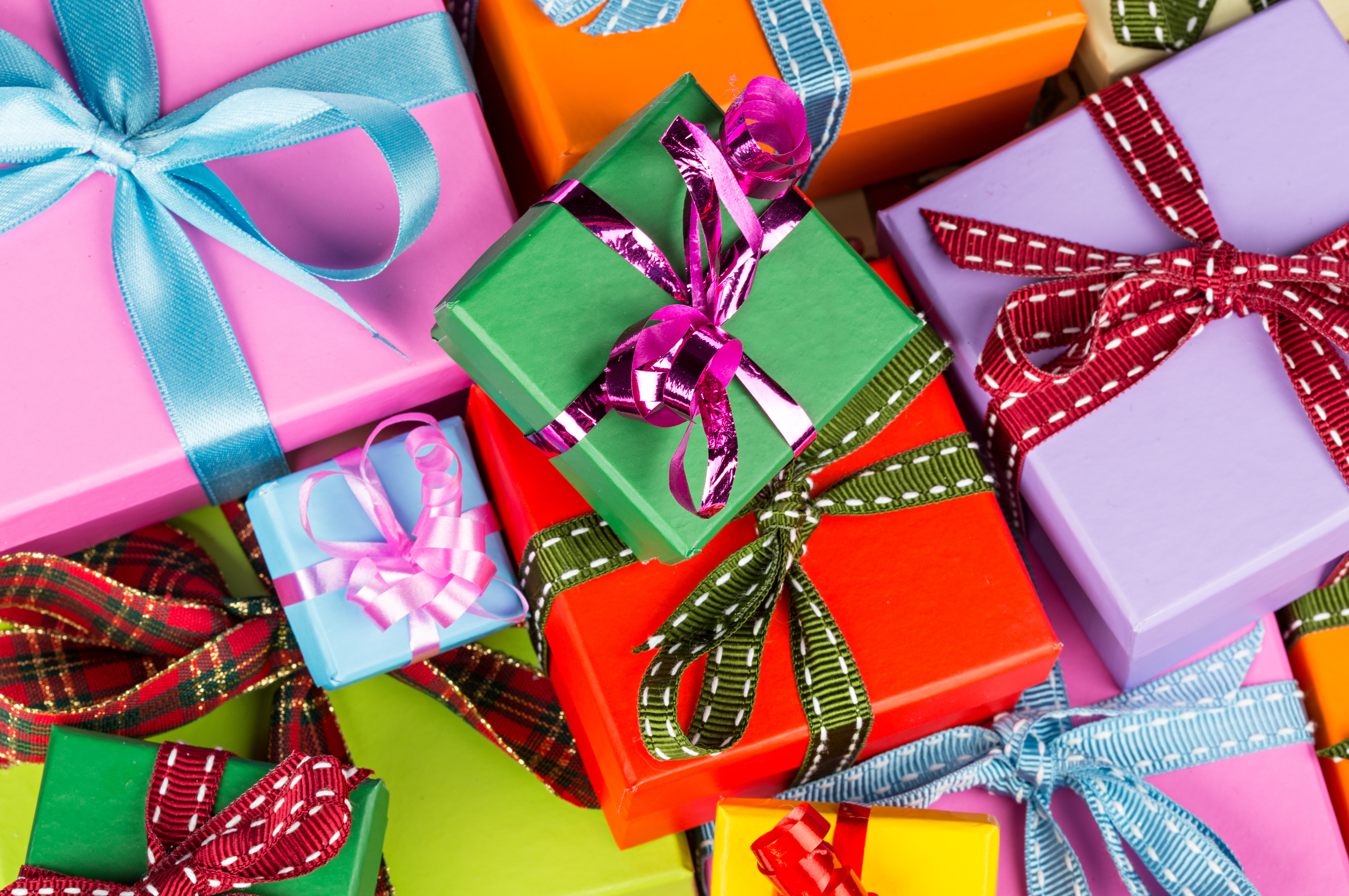 Kinds of presents. Красивые подарки. Яркие коробки с подарками. Красивая подарочная коробка. Коробки для подарков.